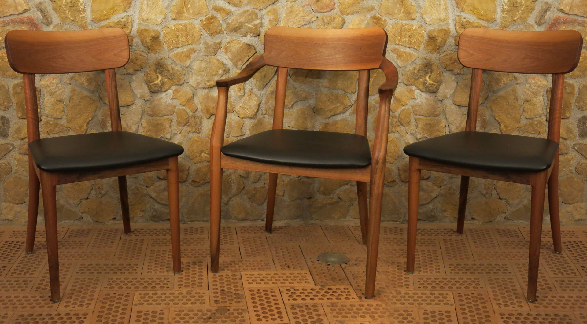 Chaises en bois massif, aussi avec accoudoirs et rembourrage en cuir de Kaltenrieder Jean-Marc, Suisse