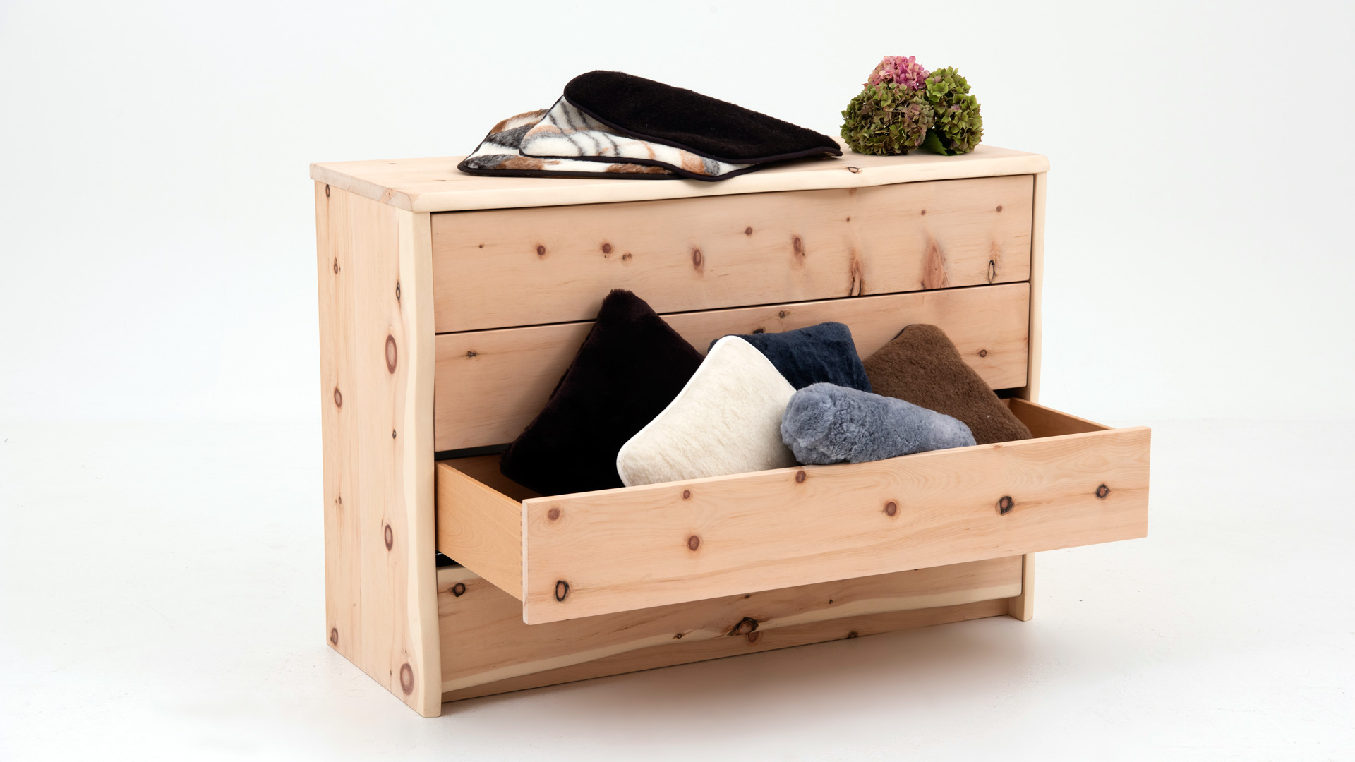 Woolen beds and bedding by Naturwollprodukte Ming AG, Swiss Made